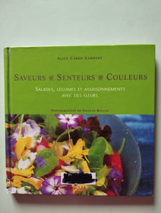 Salades Legumes Et Assaisonnements Avec Des Fleurs
