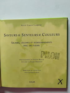 Salades Legumes Et Assaisonnements Avec Des Fleurs