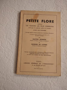 Petite Flore contenant les plantes les plus communes ainsi que les plantes utiles et nuisibles avec 898 figures