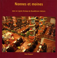 Nonnes et moines dans la Lignée Drukpa du Bouddhisme tibétain.