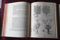 Histoire générale des drogues simples et composées , Pomet et fils en 2 tomes , Fac similé de l'édition de 1735 reliés plein basane, Editions de la Porte Verte 1982 , Histoire de la pharmacie , Herboristerie , Apothicaires , Médecine