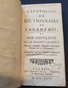 L'apothéose du dictionnaire de l'académie et son expulsion de la region celeste . Ouvrage contenant cinquante Remarques critiques sur ce Dictionnaire auquelles on en a joint cinquante autres sur divers célèbres Auteurs 