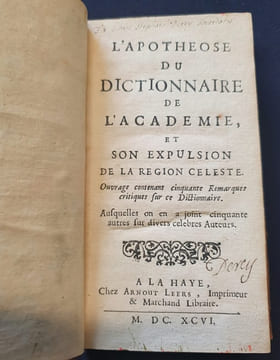 L'apothéose du dictionnaire de l'académie et son expulsion de la region celeste . Ouvrage contenant cinquante Remarques critiques sur ce Dictionnaire ...