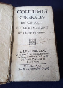 Coutumes Générales des Pays Duché de Luxembourg et Comté de Chiny suivi des Ordonnances et édit perpétuel des Archiducs , nos Princes Souverains .