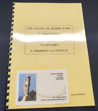 Une statue de Jeanne d'Arc a Winchester et sa réplique a Domremy la Pucelle . Bernard Mugnier