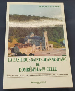 La basilique Sainte-Jeanne-D'Arc de Domrémy la Pucelle - Monument national de la reconnaissance française a Jeanne d'Arc . Bernard Mugnier