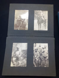 2 Albums de  Photographies de l'apprentissage à l'école d'artillerie de Fontainebleau et du 47e Rgt d'Artillerie de Campagne au front d'Aout 1915 à Avril 1916 .
