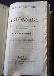 Art de fabriquer toutes sortes d'ouvrages en papier pour l'intruction et l'amusement des jeunes gens des deux sexes avec 22 planches gravées suivi de Art de construire en cartonnage toutes sortes d'ouvrages d'utilité et d'agrément avec 8 planches gravées