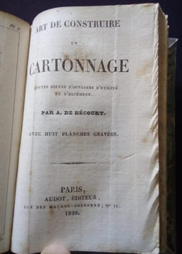 Art de fabriquer toutes sortes d'ouvrages en papier pour l'intruction et l'amusement des jeunes gens des deux sexes avec 22 planches gravées suivi de ...