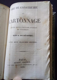 Art de fabriquer toutes sortes d'ouvrages en papier pour l'intruction et l'amusement des jeunes gens des deux sexes avec 22 planches gravées suivi de Art de construire en cartonnage toutes sortes d'ouvrages d'utilité et d'agrément avec 8 planches gravées
