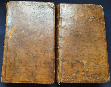 Les cent nouvelles nouvelles suivent les cent nouvelles contenant les cent histoires nouveaux , qui sont moult plaisans a raconter , en toutes bonnes compagnies , par manière de joyeuseté avec d'exellentes figures en taille-douce gravées sur les dessins du fameux Mr Romain de Hooge retouchées par feu B. Picart le Romain  - 2 Tomes en 2 volumes 
