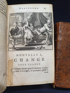 Les cent nouvelles nouvelles suivent les cent nouvelles contenant les cent histoires nouveaux , qui sont moult plaisans a raconter , en toutes bonnes compagnies , par manière de joyeuseté avec d'exellentes figures en taille-douce gravées sur les dessins du fameux Mr Romain de Hooge retouchées par feu B. Picart le Romain  - 2 Tomes en 2 volumes 