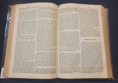 Dictionnaire général de la cuisine Française ancienne et moderne ainsi que de l'office et de la pharmacie domestique , ouvrage ou l'on trouvera toutes les prescriptions nécessaires a la confection des aliments nutritifs ou d'agrément a l'usage des plus grandes et des plus petites fortunes .