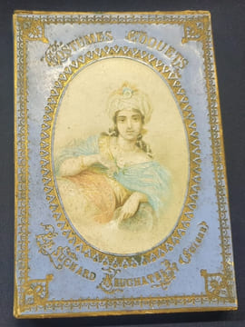 Extraordinaire Boite chocolat Suchard - 8 pochettes gaufrées vers 1880 - Costumes Coquets . undefined