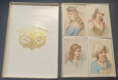 Extraordinaire Boite chocolat Suchard - 8 pochettes gaufrées vers 1880 - Costumes Coquets 