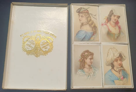 Extraordinaire Boite chocolat Suchard - 8 pochettes gaufrées vers 1880 - Costumes Coquets . undefined