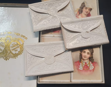 Extraordinaire Boite chocolat Suchard - 8 pochettes gaufrées vers 1880 - Costumes Coquets 