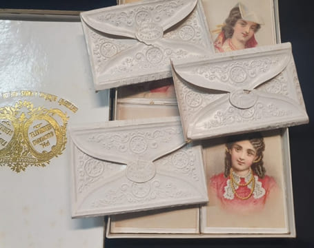 Extraordinaire Boite chocolat Suchard - 8 pochettes gaufrées vers 1880 - Costumes Coquets . undefined