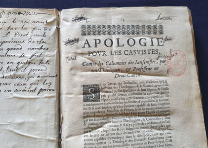 Apologie pour les Casuistes , contre les calomnies des jansenistes par un théologien & professeur en droit-canon