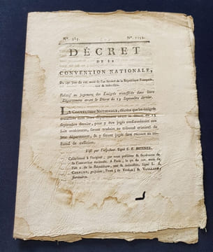 Decret de la Convention Nationale relatif au jugement , des Emigrés transférés dans leurs départemens avant le décret du 13 Septembre dernier . ...