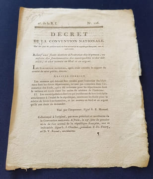 Décret de la Convention Nationale relatif au fonds destinés à l'entretien des hopitaux . undefined