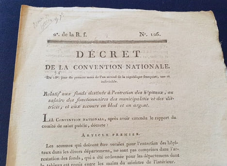 Décret de la Convention Nationale relatif au fonds destinés à l'entretien des hopitaux . undefined
