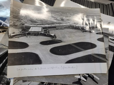 Ensemble de 15 photographies de l'aéroport d'Orly prises en 1969 et  1970 par les photographes J.J. Moreau et Jean Cassan
