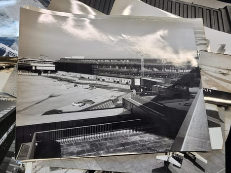 Ensemble de 15 photographies de l'aéroport d'Orly prises en 1969 et 1970 par les photographes J.J. Moreau et Jean Cassan. undefined