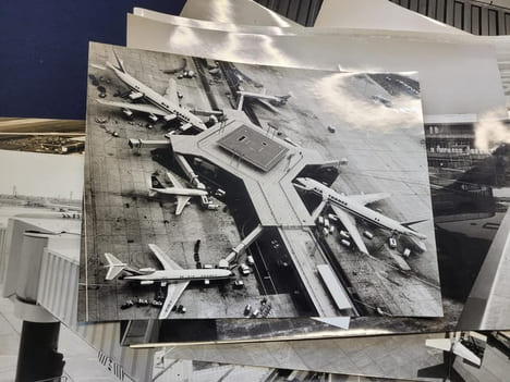Ensemble de 15 photographies de l'aéroport d'Orly prises en 1969 et 1970 par les photographes J.J. Moreau et Jean Cassan. undefined