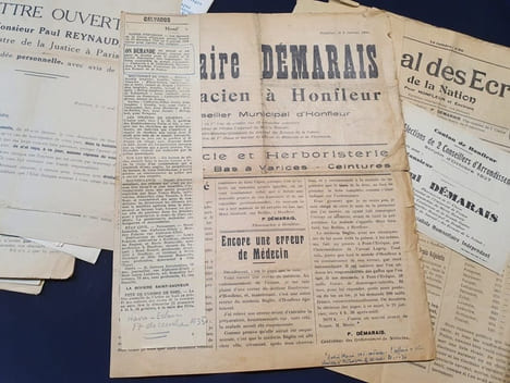 Ensemble de documents concernant Le journal des écrasés de la nation du pharmacien Paul Desmarais de Honfleur . undefined