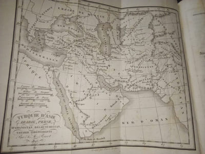 Voyage dans les cinq parties du monde ou l'on décrit les principales contrées de la terre , les curiosités naturelles , industrielles , scientifiques ou littéraires , les moeurs et coutumes des nations , les richesses , les forces , les cultes , les gouvernemens , avec les notabilités , les villes et les populations des différens états - Tome troisième seul