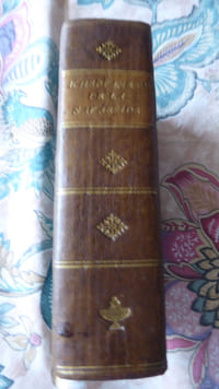 L’Heptameron de la //  Navarride // ou Histoire entière // du Royaume de Nauarre // depuis la commence- // ment du monde. // Tirée de l’Espagnol de Dom-Charles Infant // de Nauarre. // Continuée de l’Histoire de Pampalonne de N. // l’euesque, iusques au Roy Henry d’Albret, & // depuis par l’Histoire des France iusques au //Roy Tres-Chrestien Henry IIII. Roy de // France & de Nauarre. // Le tout fait & traduit par le Sieur de La Palme // Lecteur du Roy.
A Paris, chez Pierre Portier, 1602.
In-12, sans faux-titre, (12) ff. [*] - (6) ff. [**] - 666 pp. [***] - (33) ff. [****], demi-chagrin  poli brun à petits coins, dos lisse orné de faux-nerfs  et de fleurons dorés, pièce de titre ocre, plats encadrés d’un filet à froid (seconde reliure,  vers la fin du XVIII° siècle : marges supérieures courtes à très courtes, voire absentes ; rarement, le titre courant a été « scalpé »)

État : petit accroc au dos ; charnières, coiffes et plats un peu frottés, coins , supérieurs faibles ; à l’intérieur, déchirure sans manque (feuillet Vv iij) ; travaux d’insectes – antérieurs à la reliure- en « coups d’épingle » ou galeries très fines,  dans les marges, essentiellement dans le premier tiers de l’ouvrage ; dans le texte, courtes galeries généralement entre deux vers [sic !], (pp. 55-76, 237-252, 707-726, etc.), avec parfois de petites atteintes au texte sans trop  altérer la lisibilité.
Exemplaire assez décoratif.     

COLLATIONNEMENT DÉTAILLÉ:
[*] : Titre (non signé), [Epistre] AV  ROY, Dédicaces diverses,un sonnet de Saluste du BARTAS,écrit  « A Navarrins dans le Bearn-apres la bataille de Coutras. Saluste de Barthas » [ )(10), verso];  un feuillet blanc : signés )( ij-iij , puis  )( ii  [par erreur, pour )( iiij], la suite sans signature.
[**] : Epitres diverses, en vers, en hébreu, grec et latin, dont, intercalé,  un « Quatrain », en français, signé A. Béhotte, la dernière page : « Préface de la Nauarride », anonyme : signés  *1-4, les suivants sans signature.
(***] : Texte, paginé de (1) à 666 [et non pas 866, comme souvent rencontré], pour 870 ; cahiers signés A-Z, puis Aa-Nn, (i)-(xij), Oo (i)-(iij) ; quelques erreurs de pagination, d’autres de signatures, rapidement rectifiées, n’affectent pas le nombre total de pages.
[****] : les (66) dernières pages sont composées comme suit :  « Annotations », (21) pp. (les deux premières occupant le feuillet Oo (iiij) du texte ; « Indice », (28) pp. ; « Omissions », (9)pp. ; « Errata »,(5) pp. ; «Privilège, Approbation», (2) pp. ; la dernière page est blanche. Avec quelques signatures parfois curieuses.

Le collationnement de ce rare ouvrage pose trois problèmes :
- les feuillets liminaires : 12, 18, 20,                                                                                                    - le nombre  de pages : 666, 869, 870, 880,                                                                                           
- les derniers feuillets: 32, 33,
- quant au texte, notre collation montre bien que le nombre de pages est de 870 : 26 cahiers de 24 pp., suivis du petit dernier (6 pp.) ; de plus, ce texte débute sur un recto et se termine sur un verso, sans page blanche non chiffrée, donc le total ne peut être qu’un nombre pair.
- accessoirement, le nombre de vers: près de 18600, « casi 20.000 versos », plus de 24.000.
870, multiplié par 28 (nombre de lignes par page entière), donne un total de 24.304  vers que l’on devra amputer des mots intercalés dans le texte :  « livre » (6) et « Chant » (47), ramenant le nombre de vers par page à 26, sans omettre la première (14 vers) et la dernière (16 vers)….. Le total serait donc (sauf erreurs et/ou omissions), de 24.228 vers.


