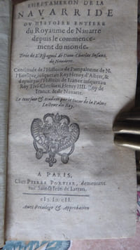 L’Heptameron de la //  Navarride // ou Histoire entière // du Royaume de Nauarre // depuis la commence- // ment du monde. // Tirée de l’Espagnol de Dom-Charles Infant // de Nauarre. // Continuée de l’Histoire de Pampalonne de N. // l’euesque, iusques au Roy Henry d’Albret, & // depuis par l’Histoire des France iusques au //Roy Tres-Chrestien Henry IIII. Roy de // France & de Nauarre. // Le tout fait & traduit par le Sieur de La Palme // Lecteur du Roy.
A Paris, chez Pierre Portier, 1602.
In-12, sans faux-titre, (12) ff. [*] - (6) ff. [**] - 666 pp. [***] - (33) ff. [****], demi-chagrin  poli brun à petits coins, dos lisse orné de faux-nerfs  et de fleurons dorés, pièce de titre ocre, plats encadrés d’un filet à froid (seconde reliure,  vers la fin du XVIII° siècle : marges supérieures courtes à très courtes, voire absentes ; rarement, le titre courant a été « scalpé »)

État : petit accroc au dos ; charnières, coiffes et plats un peu frottés, coins , supérieurs faibles ; à l’intérieur, déchirure sans manque (feuillet Vv iij) ; travaux d’insectes – antérieurs à la reliure- en « coups d’épingle » ou galeries très fines,  dans les marges, essentiellement dans le premier tiers de l’ouvrage ; dans le texte, courtes galeries généralement entre deux vers [sic !], (pp. 55-76, 237-252, 707-726, etc.), avec parfois de petites atteintes au texte sans trop  altérer la lisibilité.
Exemplaire assez décoratif.     

COLLATIONNEMENT DÉTAILLÉ:
[*] : Titre (non signé), [Epistre] AV  ROY, Dédicaces diverses,un sonnet de Saluste du BARTAS,écrit  « A Navarrins dans le Bearn-apres la bataille de Coutras. Saluste de Barthas » [ )(10), verso];  un feuillet blanc : signés )( ij-iij , puis  )( ii  [par erreur, pour )( iiij], la suite sans signature.
[**] : Epitres diverses, en vers, en hébreu, grec et latin, dont, intercalé,  un « Quatrain », en français, signé A. Béhotte, la dernière page : « Préface de la Nauarride », anonyme : signés  *1-4, les suivants sans signature.
(***] : Texte, paginé de (1) à 666 [et non pas 866, comme souvent rencontré], pour 870 ; cahiers signés A-Z, puis Aa-Nn, (i)-(xij), Oo (i)-(iij) ; quelques erreurs de pagination, d’autres de signatures, rapidement rectifiées, n’affectent pas le nombre total de pages.
[****] : les (66) dernières pages sont composées comme suit :  « Annotations », (21) pp. (les deux premières occupant le feuillet Oo (iiij) du texte ; « Indice », (28) pp. ; « Omissions », (9)pp. ; « Errata »,(5) pp. ; «Privilège, Approbation», (2) pp. ; la dernière page est blanche. Avec quelques signatures parfois curieuses.

Le collationnement de ce rare ouvrage pose trois problèmes :
- les feuillets liminaires : 12, 18, 20,                                                                                                    - le nombre  de pages : 666, 869, 870, 880,                                                                                           
- les derniers feuillets: 32, 33,
- quant au texte, notre collation montre bien que le nombre de pages est de 870 : 26 cahiers de 24 pp., suivis du petit dernier (6 pp.) ; de plus, ce texte débute sur un recto et se termine sur un verso, sans page blanche non chiffrée, donc le total ne peut être qu’un nombre pair.
- accessoirement, le nombre de vers: près de 18600, « casi 20.000 versos », plus de 24.000.
870, multiplié par 28 (nombre de lignes par page entière), donne un total de 24.304  vers que l’on devra amputer des mots intercalés dans le texte :  « livre » (6) et « Chant » (47), ramenant le nombre de vers par page à 26, sans omettre la première (14 vers) et la dernière (16 vers)….. Le total serait donc (sauf erreurs et/ou omissions), de 24.228 vers.


