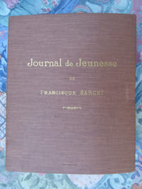 AUTEUR : Francois, dit Francisque, SARCEY (Dourdan, 8 octobre 1827 – Paris, 20 mai 1899) ; sur le site geneanet, il était un des petits-fils d’un « ouvrier en soierie » lyonnais, terme pudique évitant  celui de « canut », à la connotation subversive ;  du côté maternel, il descendait d’une famille de petite noblesse, les «  de Brunel de Serbonnes » ; son arrière- grand-père, Louis-François (1743-1802) était « Écuyer, seigneur de Serbonnes ». Si, dans ses « Souvenirs de jeunesse » (Paris, Ollendorff, 1885), Sarcey ne renie pas ses origines modestes, étant le "onzième enfant d’une famille de canuts lyonnais » (p.2), en revanche, côté maternel, «  ma grand-mère était renommée pour la franchise brusque de son style (…) qui était vraiment incroyable chez une très honnête femme, marquise de plus, et marquise authentique s’il vous plaît, aux propos salés et aux mots crus ». Néanmoins, « elle était avec cela d’une dévotion outrée et d’un implacable légitimisme (p. 257). Voilà pour le roman de chevalerie, dans lequel la princesse épouse le manant. La fantaisie ne fait que commencer [NOTE 1] On n’insistera pas sur le parcours de l’auteur, républicain modéré, hors du commun mais contre la Commune… [NOTE 2]


TEXTE : les « Chroniques » sont extraites du Temps, du Figaro et des Annales. Illustré de deux planches hors-texte, reproduites en photogravure (frontispice , d’après un Daguerréotype, et portrait en pied, daté:1857, p. 272, tirés sur papier fin) et de trois fac-similés in-texte pp. 21, 67, 118).                                                    
ESSAI DE DATATION Aujourd’hui, 21/10/2023, quinze exemplaires sont proposés sur LRB :on a le choix entre, sans date [7] sans date (1903) [1], circa 1900 [4] ; deux péremptoires, 1900 [1] et 1895[1] ; un petit dernier ne propose pas de date… Qu’en est-il vraiment ? Un petit saut sur « Gallica » permet de résoudre ce faux vrai problème : la date de l’édition est donnée par Otto LORENZ , in « Catalogue général de la Librairie française », Paris, R. Jordell et Nilsson, 1909 (p.600) : 1903. Dans les fonds publics, les exemplaires « ordinaires » ne manquent pas ; l’ouvrage est annoncé généralement « sans date », quelquefois daté [1903] ; à l’exception d’une fiche figurant au SUDOC (dans sept bibliothèques, parfois prestigieuses), d’une part, à la date de 1860… année de naissance de Brisson (comme quoi la valeur n’attend point, etc. ) , d’autre part, avec la mention « Per Lamm », du nom du co- créateur des éditions Nilsson… en 1885 !                                                                                                   
