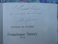 AUTEUR : Francois, dit Francisque, SARCEY (Dourdan, 8 octobre 1827 – Paris, 20 mai 1899) ; sur le site geneanet, il était un des petits-fils d’un « ouvrier en soierie » lyonnais, terme pudique évitant  celui de « canut », à la connotation subversive ;  du côté maternel, il descendait d’une famille de petite noblesse, les «  de Brunel de Serbonnes » ; son arrière- grand-père, Louis-François (1743-1802) était « Écuyer, seigneur de Serbonnes ». Si, dans ses « Souvenirs de jeunesse » (Paris, Ollendorff, 1885), Sarcey ne renie pas ses origines modestes, étant le "onzième enfant d’une famille de canuts lyonnais » (p.2), en revanche, côté maternel, «  ma grand-mère était renommée pour la franchise brusque de son style (…) qui était vraiment incroyable chez une très honnête femme, marquise de plus, et marquise authentique s’il vous plaît, aux propos salés et aux mots crus ». Néanmoins, « elle était avec cela d’une dévotion outrée et d’un implacable légitimisme (p. 257). Voilà pour le roman de chevalerie, dans lequel la princesse épouse le manant. La fantaisie ne fait que commencer [NOTE 1] On n’insistera pas sur le parcours de l’auteur, républicain modéré, hors du commun mais contre la Commune… [NOTE 2]


TEXTE : les « Chroniques » sont extraites du Temps, du Figaro et des Annales. Illustré de deux planches hors-texte, reproduites en photogravure (frontispice , d’après un Daguerréotype, et portrait en pied, daté:1857, p. 272, tirés sur papier fin) et de trois fac-similés in-texte pp. 21, 67, 118).                                                    
ESSAI DE DATATION Aujourd’hui, 21/10/2023, quinze exemplaires sont proposés sur LRB :on a le choix entre, sans date [7] sans date (1903) [1], circa 1900 [4] ; deux péremptoires, 1900 [1] et 1895[1] ; un petit dernier ne propose pas de date… Qu’en est-il vraiment ? Un petit saut sur « Gallica » permet de résoudre ce faux vrai problème : la date de l’édition est donnée par Otto LORENZ , in « Catalogue général de la Librairie française », Paris, R. Jordell et Nilsson, 1909 (p.600) : 1903. Dans les fonds publics, les exemplaires « ordinaires » ne manquent pas ; l’ouvrage est annoncé généralement « sans date », quelquefois daté [1903] ; à l’exception d’une fiche figurant au SUDOC (dans sept bibliothèques, parfois prestigieuses), d’une part, à la date de 1860… année de naissance de Brisson (comme quoi la valeur n’attend point, etc. ) , d’autre part, avec la mention « Per Lamm », du nom du co- créateur des éditions Nilsson… en 1885 !                                                                                                   
