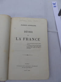 [BÉNARD (Abbé Charles)] : Alsace Lorraine. Devoir de la France. Paris, Typographie Georges Chamerot, 1873. 82pp. [dont faux-titre et titre]-(1) f. blanc (sans la couverture ; gardes de mauvaise qualité). « Bible » de la Revanche, qui devra être aussi prompte que possible, (…) question d’honneur (chapitre I), de justice (chap. II),  de vie et d’existence (ch. III), tel est le plan de cet ouvrage. Il faut libérer au plus vite les deux provinces « aujourd’hui au pouvoir des hordes apostates du Nord » (p.14) ; la guerre future, menée au nom du « Cœur de Jésus et celui de Marie »,  rendra à la France « son épée brisée par les fils de Luther et de Voltaire » (p.35). Voila pour l’honneur. La justice : « le traité de paix de Versailles, de Bordeaux, de Francfort, si humiliant (…) peut-il être autre chose qu’une trêve à courte échéance ? », traité si « contraire au droit historique et monarchique de la France ». Et, de toute façon, «  une guerre est injuste, non pour la puissance qui la déclare, mais pour celle qui la rend nécessaire » (p.40-42). Enfin, Question de vie et d’existence, « si le parti de l’ordre ne se hâte pas de délivrer les Alsaciens-Lorrains, ils se jetteront tête baissée dans la Révolution : ils seront gambettistes, parce que le dictateur représente la guerre à outrance et l’espoir de la délivrance » (p.55)… Et pour finir en beauté : « A bas la Prusse ! Périsse à jamais le gouvernement hypocrite, impie, agresseur, despotique, persécuteur, de Berlin » (p.82). 