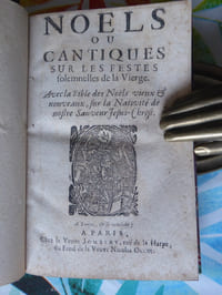 [I] Noëls ou  Cantiques  sur  les festes  solennelles de la Vierge . Avec la Bible  des Noë)ls vieux & nouveaux, sur la Nativité de nostre Sauveur Jesus - Christ.
A  Troyes, & se vendent ; A  Paris, chez la Veuve  Jombert, ruë de la Harpe, du Fond (sic) de la Veuve Nicolas Oudot, sans date [début  du  XVIII°  siècle][photo 4]. 
Sans  faux – titre , 125 [ dont  le  titre  orné  d’ une « Annonciation »  gravée sur bois ] -(3) pp. [ table, blanc ]. Contient  56  Noëls, dont un  ( p. 10 )  avec correction manuscrite ; textes populaires sur des airs parfois  païens  :   Que ne  puis - je  changer d’Amant (p.26), Vive le [tabac] gris   (p.31),  etc., avec quelques titres champenois :   Cantique du glorieux Martyr Saint Bercaire, Abbé de Montierender [sic, pour Montier-en-Der] (p.46),  le  Cantique de Saint Remy  ( p.49 ),  les bourgeois de Troyes  ( p.102 ). Edition légèrement différente de celles décrites par Morin  (802, 803).  
A Paris , la  veuve  de  Jean I Jombert (décédé en 1705 ) fut en activité de 1705 à 1724 ; en 1722, elle reprit la boutique de Nicolas III Oudot  ( décédé  à  une  date  indéterminée :  1672 , 1675 ou 1698 ? ), tenue par sa veuve, Marie Promé,  qui diffusait les  productions  troyennes  du  « clan » Oudot.
