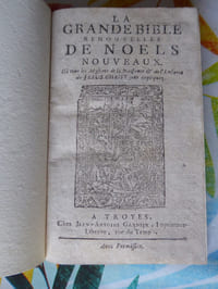Nous  proposons  trois  titres  semblables : La grande Bible renouvellée de   Noëls nouveaux. [titres I-II-III, (photos 4,5,6)] Où tous les Mystères de la Naissance  &  de  l’ Enfance  de  Jesus -Christ  sont  expliquez. [ titres I et II]. In fine,  [titre IV, (photo 7)] : La  Grande Bible  de Noels tant anciens  que nouveaux. Où  tous les Mystères (etc.) 