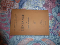 	Abel BONNARD (Poitiers, 1883-Madrid, 1968) était plus italien que corse, dit-on, par son père biologique, le comte Joseph, Napoléon, dit « Gégé », PRIMOLI, « homme du monde », descendant de Joseph et Lucien BONAPARTE, rien que ça. Le poète sera promu Ministre de l’Education Nationale, en avril 42.                                                                                                                    Il avait toutes les qualités requises pour exercer cette haute fonction, comme en témoigne sa profession de foi sur l’Education : « Il n’est pas bon de répandre aveuglément l’instruction » ; elle doit être réservée à une élite (note 3). Et, pour enfoncer le clou, « L’instruction n’est bonne, ni pour les femmes, ni pour le peuple » ; surtout pour les femmes du peuple…. Pour lui, la diffusion de l’instruction [est] responsable de « l’abject érotisme répandu (…) dans ces derniers temps », mélange de polissonnerie du XVIII° siècle et  de « lourde sensualité juive » (note 4). Il restera ministre jusque dans le dernier carré, à Sigmaringen, avant de passer en Espagne; condamné à mort par contumace, il sera quasiment blanchi en 1960, sa peine étant commuée en dix ans de bannissement (date d’effet : 1945) : en conséquence, il était en droit de  demander réparation à la République ; mais n’acceptant pas cette  flétrissure morale, il retourne chez Franco ; il trépassera à Madrid, parfaitement oublié.                                                                                                    Pas tout à fait : ses nombreux surnoms ont surnagé au désastre : « Abetz Bonnard », « La belle Bonnard », l’élégant « Abel Connard » et surtout « Gestapette » (note 5), en raison de ses affinités électives et sexuelles. Sur le Web, comme d’habitude, on trouvera tout et son contraire, pile ou face, endroit et envers (note 6) : aujourd’hui, les gays revendiquent ses mœurs (note 7), les  moralisateurs nostalgiques de la Révolution Nationale insistent lourdement sur ses fréquentations… exclusivement féminines (note 8).                                                                                                                                                 	En ce qui concerne l’inventeur du terme « Gestapette »,  c’est la foire d’empoigne : ne prêtant qu’aux riches, c’est tout d’abord attribué au Maréchal en personne, le quel n’aimait pas les « tapettes » ; à Londres, ce serait Pierre Dac : improbables tous les deux. On ne trouve trace de ce « mot » chez les praticiens de l’humour vache, Henri Jeanson  et Galtier-Boissière, les références données à leurs écrits étant fausses, « Le Canard enchaîné » et « Le Crapouillot » ayant cessé de paraître dès 1939. Peut-être s’agit-il d’une boutade lancée, microphone fermé,  par un quelconque cacique dans une école de la Collaboration, devant un béat parterre de veaux quiets, diffusée de façon illégale dans les réseaux « amis », avant de passer dans ceux de la Résistance ; procédé malhonnête et très contestable, qui, bien sûr,  ne pourrait pas se reproduire aujourd’hui.
					ADDENDUM                                                                                                              	LES « SECRETS » DE LA NAISSANCE D’ABEL BONNARD
	Presque toutes les plumes  de la littérature historique s’accordent pour affirmer qu’Abel, par l’intermédiaire de son père biologique, descendait de la famille Bonaparte ; avec des variantes : fils naturel « d’un Bonaparte » (chire.com), d’un des frères de Napoléon « Joseph » (medias.presse.info, Rey Cabietes, Yves Morel) ; Lucien est rarement cité (note 9). 
	Quelques rares fausses notes dans cette quasi unanimité : la « paternité » du bonhomme, lointain bâtard de l’Empire et de la Papauté, est aujourd’hui remise en cause par Amado M. Rey Cabieses (note 10) : « Giuseppe Primoli falleciό solterio (…) Existe una idea segùn laqual G.P., de sus amores con Marie-Pauline Benielli, casada con E.A.E. Bonnard (…) habria tenido un hijo, Abel Bonnard (…) Usό  [SIC!] el pseudόnimo de Gestapette. Sin embargo, otras fuentes aseguran que Bonnard era simplemente amigo de Premoli ». [ souligné par nous] (note 11)
	Qu’en est-il réellement ?  La fille de Joseph, Zénaïde Bonaparte (1801-1854) avait épousé son cousin germain, Charles Lucien Bonaparte (1803-1857), fils de Lucien. Parmi leurs rejetons viables, la Princesse Charlotte (1832- 1901) épousa le Comte Pietro PRIMOLI di FOGLIA (1821-1883), Officier de la Maison Pontificale. Après le décès d’un de leurs fils, en 1882, suivi de près par la perte de son mari (1883),  Carlita dut être internée à Paris, dans le service du Docteur Blanche, psychiatre renommé, qui ne put la guérir : consanguinité quand tu nous tiens…  La suite : Joseph, Napoléon Primoli, l’autre fils engendra Abel, de sa liaison avec Pauline Benielli « qui ne pouvant l’épouser, se résolut à un mariage de raison » (Yves Morel) (note 12) ; le Prince n’épousa pas la bergère. Personnellement, j’ai un penchant, une inclination  pour la prime au lit conjugal…