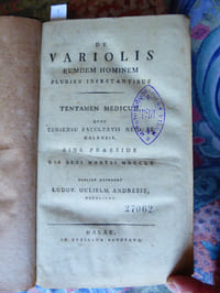 MED 086/1- ANDRESSE (Ludov.Gulielm), Berolinas : De variolis eumdem hominem pluries infestantibus. Tentamen medicum, quod consensu facultatis medicae halensis, sine praeside die XXXI martii MDCCCX.                                   Halae, in officina batheana, (1810).                                                                       Sans faux-tire, (1) f. [titre]-30pp. Imprimé sur papier fort. Absent BNF, CCfr : Paris, BIUM et Académie de Médecine.  L’exemplaire de la Marienbibliothek de Halle, avec pagination différente ( ?) confirme la date : 1810. L’auteur, Wilhelm Andresse, était berlinois ; son patronyme évoque la Provence : était-ce un descendant d’émigré protestant ?  
MED 086/2- MÜLLER (Joannes   Carol. Sam. ), halensis : Specimen inaugurale de optima lympham vaccinam asservandi ratione. Quod consensu facultatis medica halensis, ut gradum doctorisin utraque medicinae parte opetinaet, in die XXII. jun. MDCCCXI. 						 (Sans lieu, Halle ?), Typis Orphanotrophii, (1811).                                                                            Sans faux-titre, 30pp. dont le titre]-(1) f. blanc (piqûres) ; dédié à deux obstétriciens, Karl Friedrich SENFF (Halle) et Justo APEL (Leipzig).
