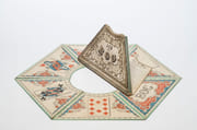 Etui triangulaire à rabat contenant 2 cartons de jeu formant un hexagone au centre évidé et représentant cinq cartes à jouer et la case "bog". Règle du jeu manuscrite dans l'étui. Bon état  par BOG Jeu de