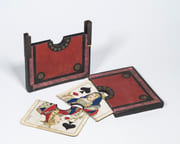 Etui en deux parties coulissantes en carton (24 x 16,5 cm) vers 1900, au centre évidé et contenant une grande carte à jouer, elle-même évidée au centre, représentant tête bêche deux reines, et une demi carte, coulissant dans sa demi-partie, identique à une moitie de la grande carte  by PRESTIDIGITATION - CARTES 