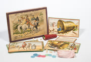 Jeu du cheval Blanc. El Juego del Caballo Blanco. Boîte en bois et carton (26 x 19 x 4 cm), couvercle décorée d'une belle chromolithographie montrant en gros plan, deux chevaliers dont un sur un cheval blanc. Lith. Emrick [et] Binger, Haarlem. Boîte contenant cinq cartons (20 x 12 cm), illustrés en couleur (la cloche, le marteau, la cloche et le marteau, la douane et le cheval blanc). Règle du jeu sur même carton. Cornet, sac, jetons et dés, les dés spéciaux manquent ici  by JEU DE SOCIETE 