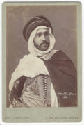Beau portrait à mi-corps de Ben Gana fils, le montrant en vetement brodé  par PHOTOGRAPHIE] BEN GANA 
