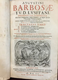 Tractatus varii : 1. De Axiomatibus Iuris usu frequentiioribus ; 2. De appellatina verborum utrinsque iuris significatione ; 3. De locis communibus argumentorum iuris ; 4. De Clausulis usu frequentioribus ; 5. De dictionibus usu frequentioribus.
Traité divers : 1. Sur les axiomes de droit les plus fréquemment utilisés ; 2. Sur la signification des termes dans les deux branches du droit ; 3. Sur les lieux communs des arguments juridiques ; 4. Sur les clauses les plus fréquemment utilisées ; 5. Sur les expressions les plus fréquemment utilisées.