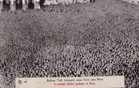 Photographie: Le peuple italien acclame le Duce.