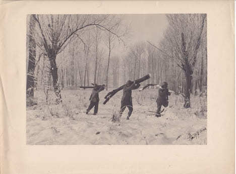 [Première guerre mondiale, Poilus dans l'Aisne, 1917], Photographie (héliogravure?), signée dans la photo.. [Première guerre mondiale, Poilus dans ...
