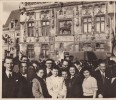 Journée du 7 mars 1948 à Compiègne, La jeunesse R.P.F. de Levallois devant l'hôtel de ville.. [Photographie originale], 