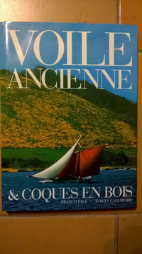 Voile ancienne et coques en bois