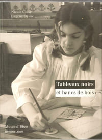 Tableaux noirs et bancs de bois